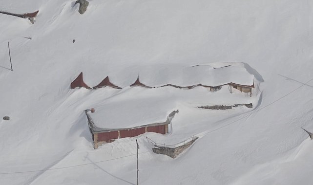 Yaylada kar kalınlığı 3 metreyi aştı; evler kayboldu