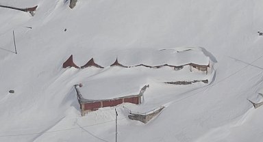 Yaylada kar kalınlığı 3 metreyi aştı; evler kayboldu
