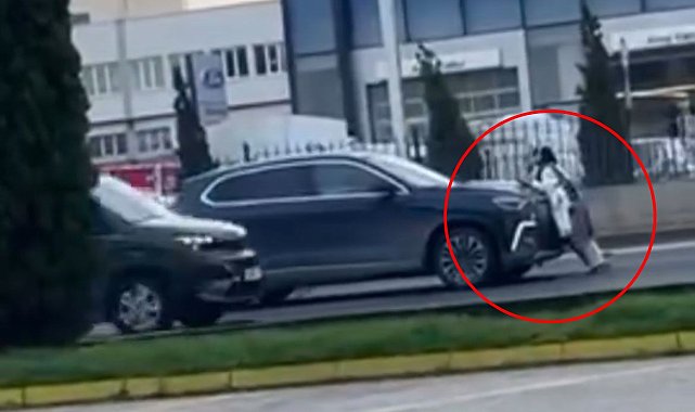 Yola çıkan kadının araçların önüne geçip trafiği durdurduğu anlar kamerada