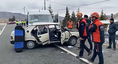 Yolcu minibüsü ile otomobil çarpıştı: 1'i ağır 4 yaralı