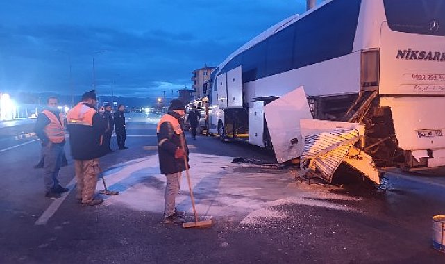 Yolcu otobüsüne çarpan hafif ticari aracın sürücüsü ağır yaralandı