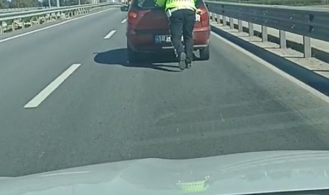 Yolda kalan sürücünün imdadına trafik polisi yetişti
