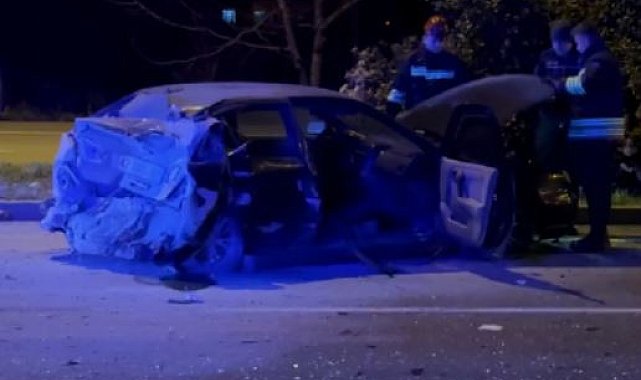 Yoldan çıkıp karşı şeride geçen otomobil ile TIR çarpıştı; 2 yaralı