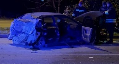 Yoldan çıkıp karşı şeride geçen otomobil ile TIR çarpıştı; 2 yaralı