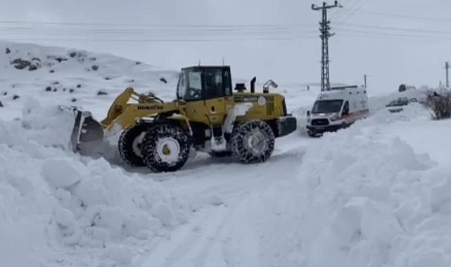 Yolu kapalı köyde rahatsızlanan kadın, 3 saatlik çalışmaya hastaneye ulaştırıldı