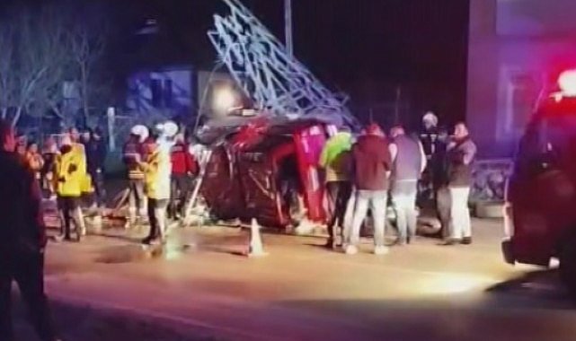 Yüksek gerilim hattı direğine çarpan kamyonetin sürücüsü ağır yaralandı