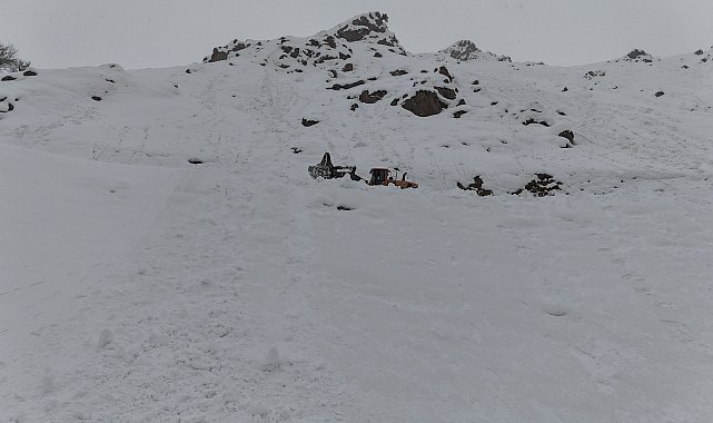Yüksekova'da çığ nedeniyle kapanan mezra yolu, 2 ay sonra açıldı