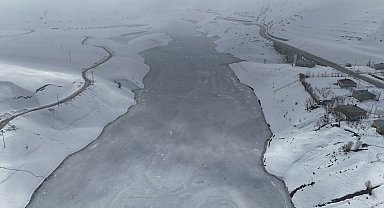 Yüksekova'daki Dilimli Baraj Gölü'nün yüzeyi kısmen buz tuttu