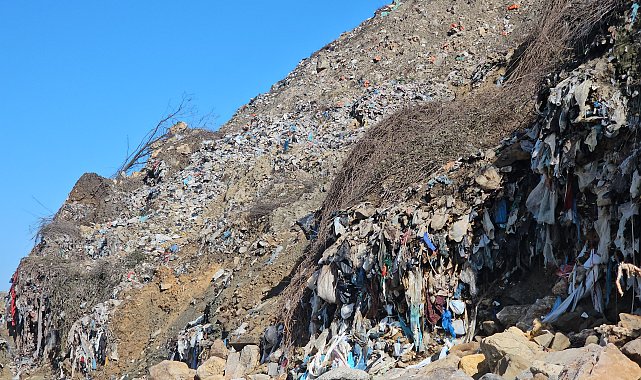 Zonguldak'ta denize sıfır eski çöp alanındaki atıklar sahillere saçılıyor