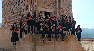 12 bin yıllık Hasankeyf'te kadınlardan ukuleleli 8 Mart etkinliği
