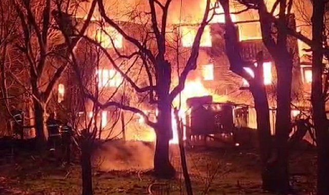 2 katlı ahşap ev ve odunluk yandı