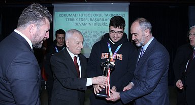 'Üniversitelerarası Korumalı Futbol'da şampiyonlara kupaları verildi