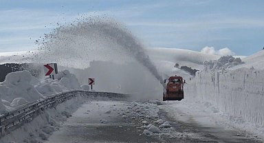 4 aydır ulaşıma kapalı olan 2 bin 600 rakımlı Bülbülan Geçidi'nde karla mücadele