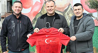 A Milli Takım futbolcularının imzaladığı forma, DMD hastası Rahmi Kerem için satışta