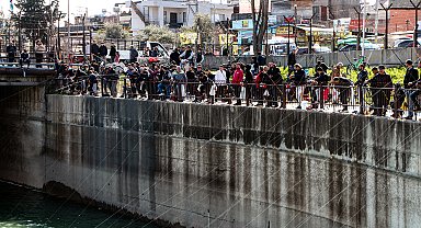 Adana'da av yasağının başladığı gün oltacıların köprüdeki yoğunluğu Galata'yı andırdı