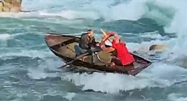 Adana'da Seyhan Nehrinde kayıkla gezerken mahsur kalan 2 kişi kurtarıldı