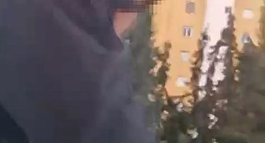 Adana'da trafikte tartıştıkları sürücünün önünü kesip, aracın camını yumrukladılar; o anlar kamerada