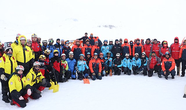 AFAD'dan, 2 bin 200 rakımlı Erciyes'te personele çığ eğitimi