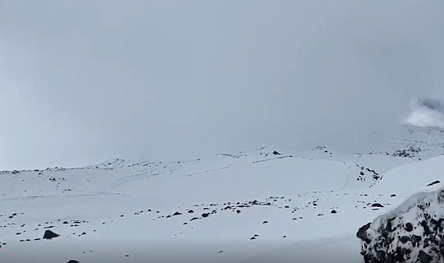 Ağrı Dağı'nda kaybolan kadın dağcı için arama kurtarma çalışması başlatıldı