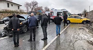 AK Parti konvoyunda kaza: 2 yaralı