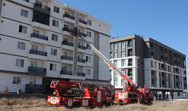 Aksaray'da apartmanda yangın; 10 kişi dumandan etkilendi