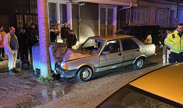 Alkollü sürücünün kullandığı otomobil, elektrik direğine çarptı: 1'i ağır, 2 yaralı