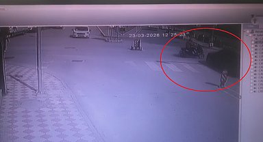 Amasya'da otomobilin çarptığı motosiklet sürücüsü yaralandı; kaza anı kamerada