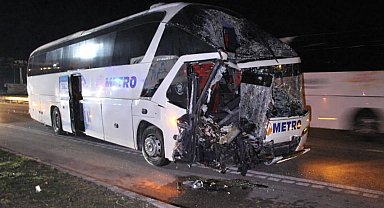 Amasya'da yolcu otobüsü, TIR'a çarptı; 11 yaralı