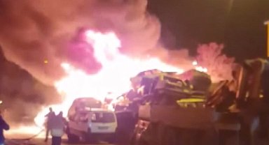 Ankara'da 100 hurda araç alev alev yandı