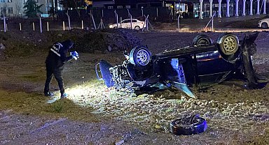 Ankara'da otomobil, bariyerlere ve direğe çarpıp takla attı: 1 ölü