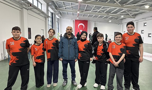 Ankara'da spora erişim zorluğu yaşayan ortaokul öğrencilerinin, floor curling başarısı