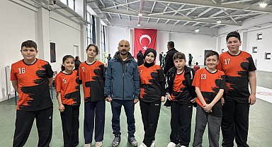 Ankara'da spora erişim zorluğu yaşayan ortaokul öğrencilerinin, floor curling başarısı