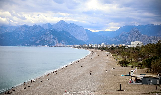 Antalya'da bayram öncesi sahil keyfi