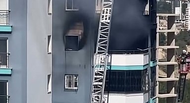 Apartmanda çıkan yangında mahsur kalan baba ve bebeğini inşaat işçisi kurtardı