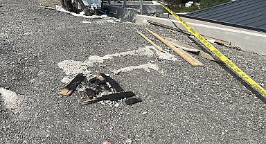 Arkadaşlarıyla sohbet ederken 4 metre yükseklikten düştü; o anlar kamerada