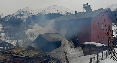 Artvin'de yangın: 1 ev, 2 ahır ve 1 ambar küle döndü