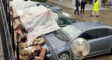 Aydın'da istinat duvarı çöktü; 4 otomobil hasar gördü