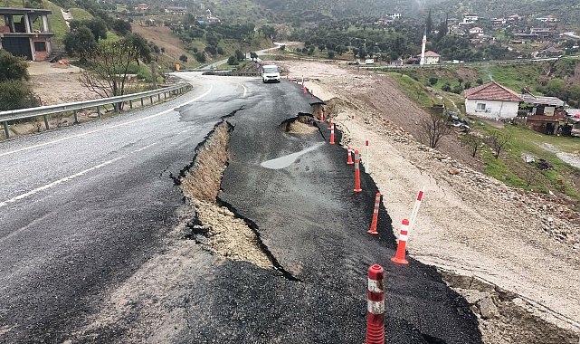 Aydın'da toprak kayması; kara yolu ikinci kez çöktü