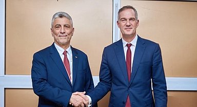 Bakan Bolat, Birleşik Krallık İş ve Ticaret Bakanı Kyle ile görüştü