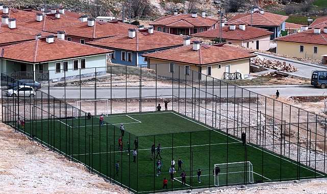 Bakan Kurum, depremzede çocukların halı saha keyfini paylaştı