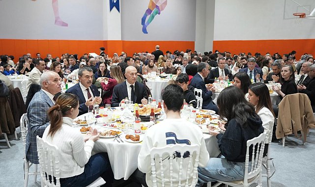 Bakan Tekin, öğrenci ve öğretmenlerle iftarda bir araya geldi