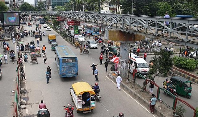 Bangladeş'te otobüs ile tren çarpıştı: 12 ölü, 26 yaralı