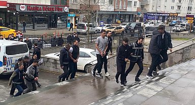 Banka hesabını kiraladığı kişilere ulaşamayınca arkadaşlarını kaçırıp darbettirdi