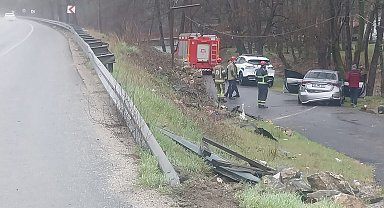 Bariyerleri aşan otomobil alt yola düştü; 1'i bebek 4 yaralı