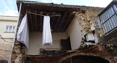 Batman'da sağanak sırasında evin bir bölümü çöktü
