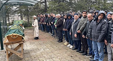 Bayram tatili yolunda kazada ölen çift, toprağa verildi