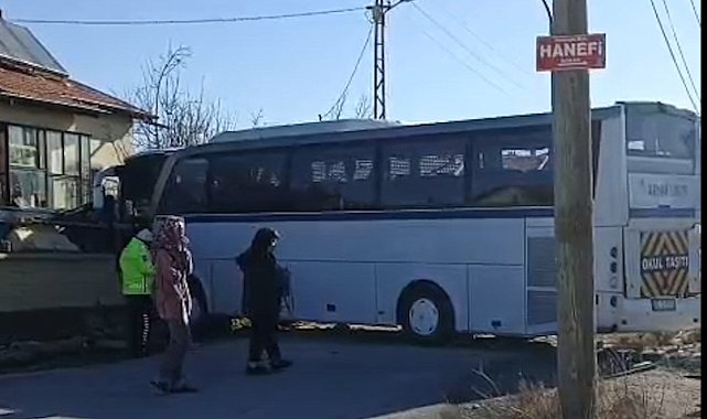 Belediye otobüsü ile öğrenci servis otobüsü çarpıştı: 17 yaralı