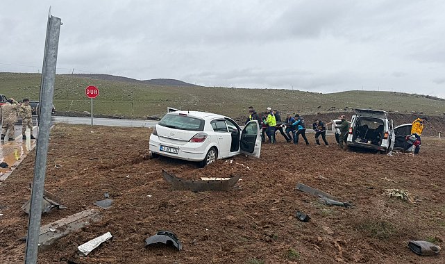 Bingöl'de hafif ticari araçla otomobil çarpıştı: 1'i ağır, 13 yaralı