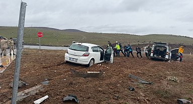 Bingöl'de hafif ticari araçla otomobil çarpıştı: 1'i ağır, 13 yaralı