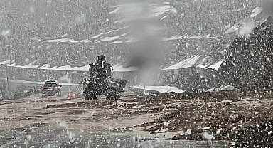 Bingöl'de sağanak sonrası yolda biriken çamur temizlendi